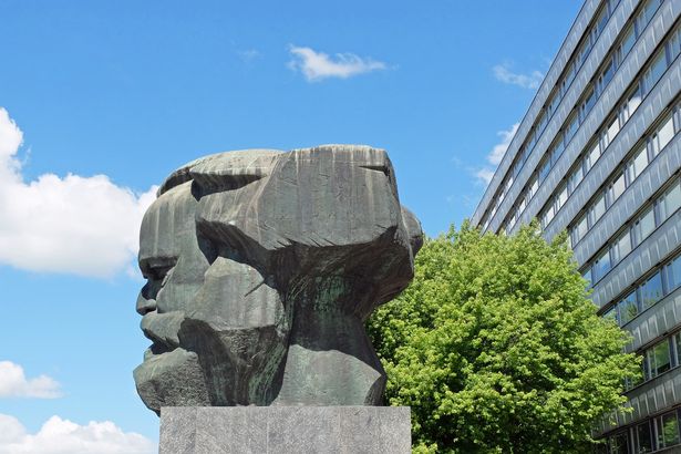 Rechtsseitige Ansicht des Karl-Marx-Monuments in Chemnitz