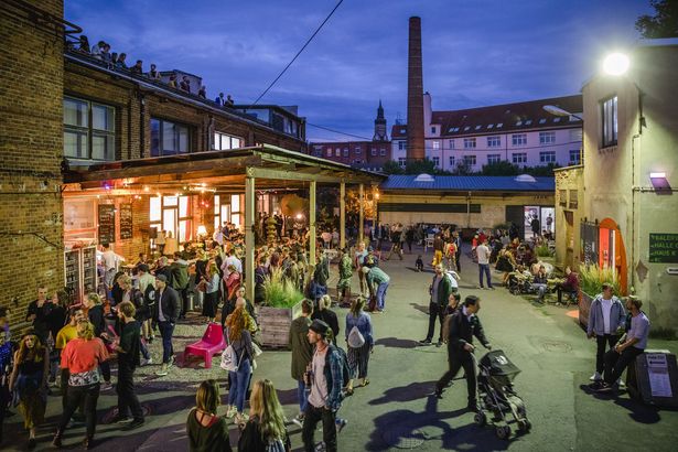 Außengelände am Abend mit Besuchern